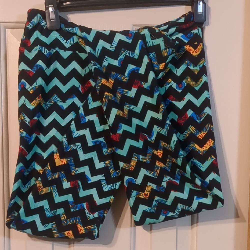 LuLaRoe Black and Blue Chevron Capris